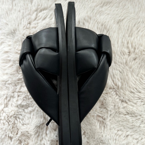 Puffy black faux leather slides - Picture 3 of 5